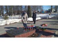 Акция по возложению живых цветов к памятнику погибших воинов в парке Славы